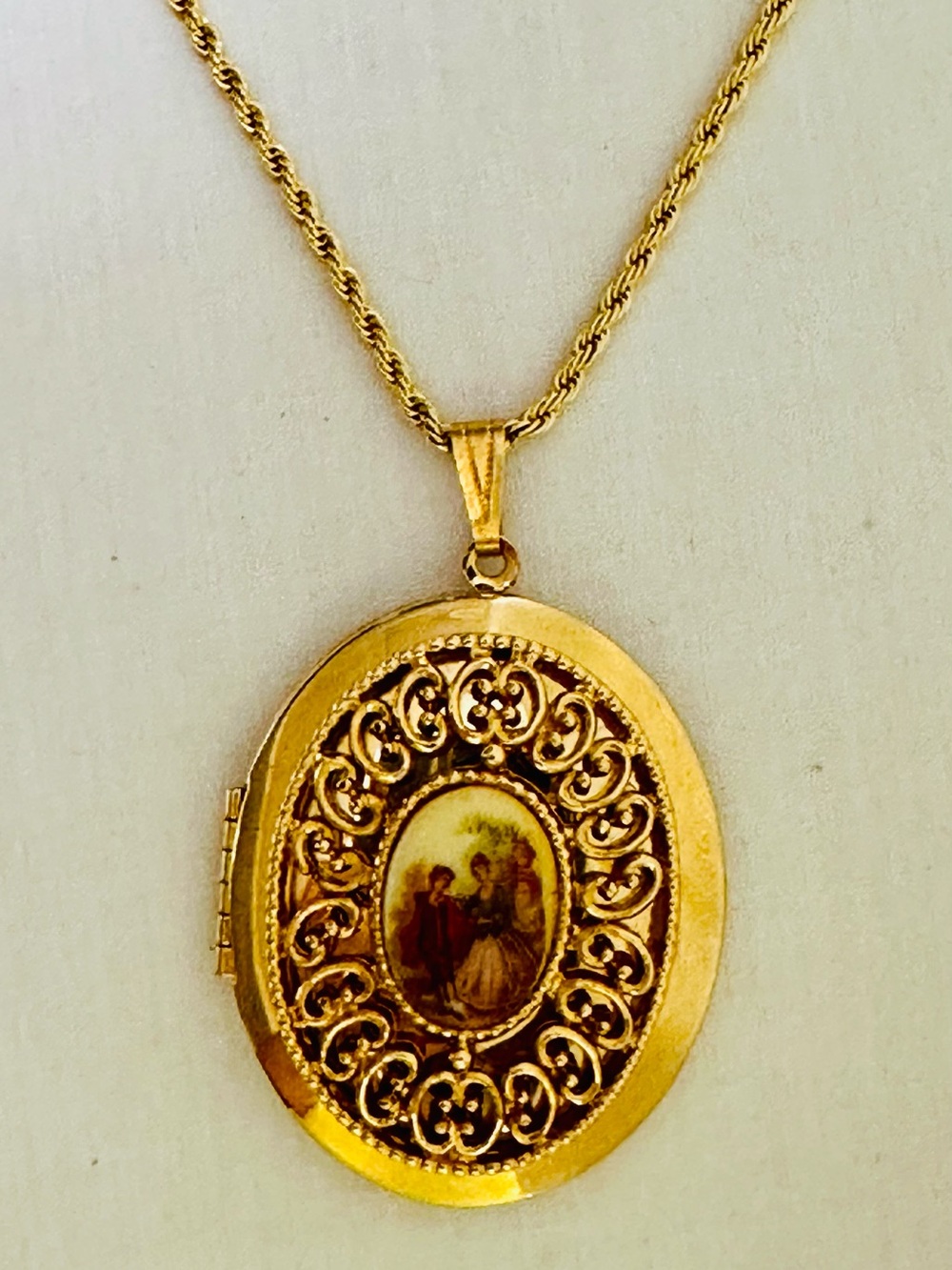 Vintage-Inspired Gold Tone Courting Couple Oval Locket Necklace